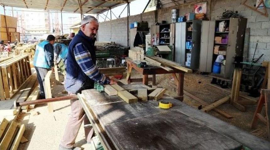 Erdemli Belediyesi Marangoz At&ouml;lyesi Fabrika Gibi &Ccedil;alışıyor