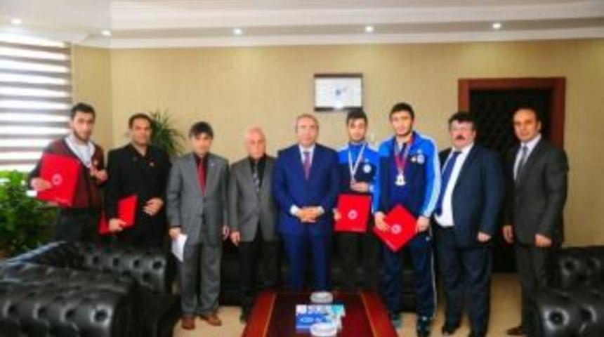 Rekt&ouml;r Battal&rsquo;dan Başarılı Sporcuya Altın