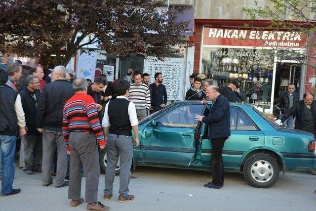 2 Araca Çarpan Motosiklet Sürücüsü Yaralandı