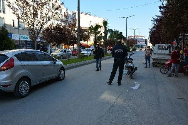 2 Araca Çarpan Motosiklet Sürücüsü Yaralandı