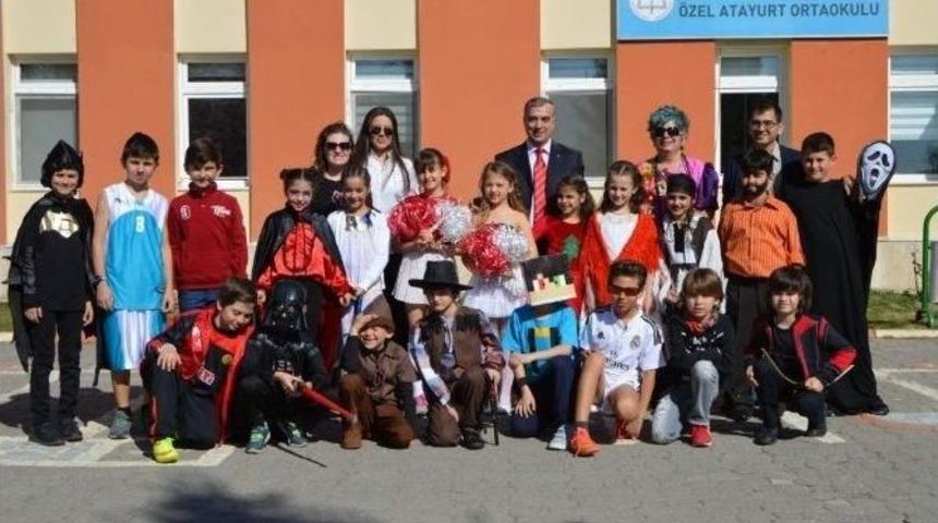 Atayurt &Ouml;ğrencileri Tiyatro G&uuml;n&uuml;n&uuml; Kost&uuml;m Etkinliği İle Kutladı