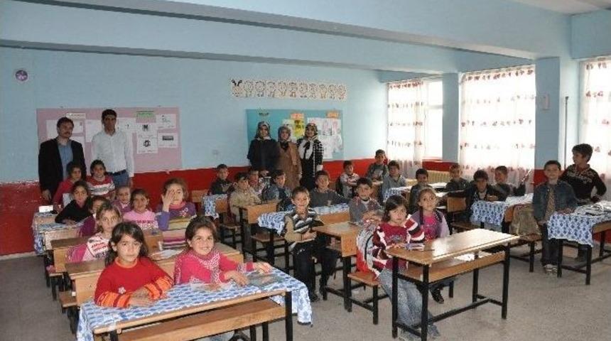 Mgc Ve &Uuml;niaklı Gen&ccedil;lerden K&ouml;y Okuluna Kitap Desteği