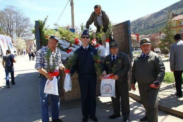 İnönü Şehitleri İçin 4 Bin Fidan Dağıtımı