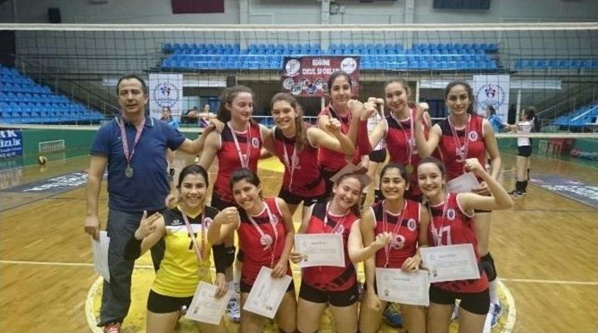 Ayvalık&rsquo;ta Filenin Sultanları Set Vermeden Yoluna Devam Ediyor