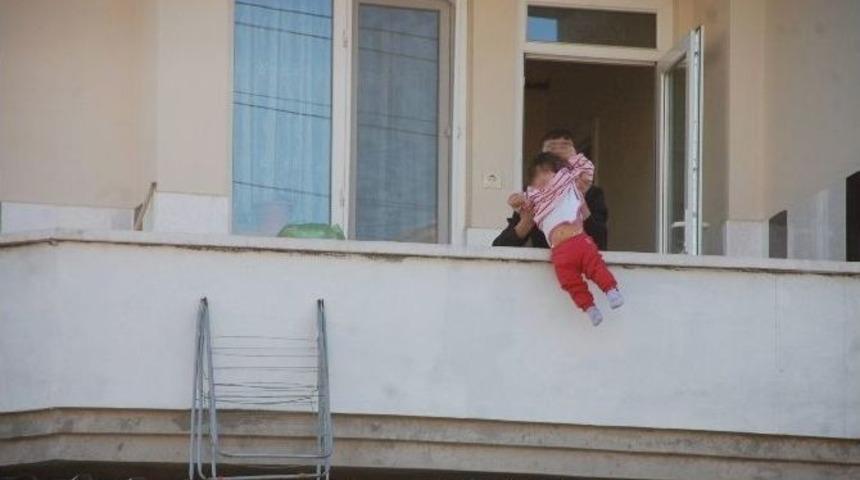 Oyun Oynarken Kardeşini Camdan Sarkıttı