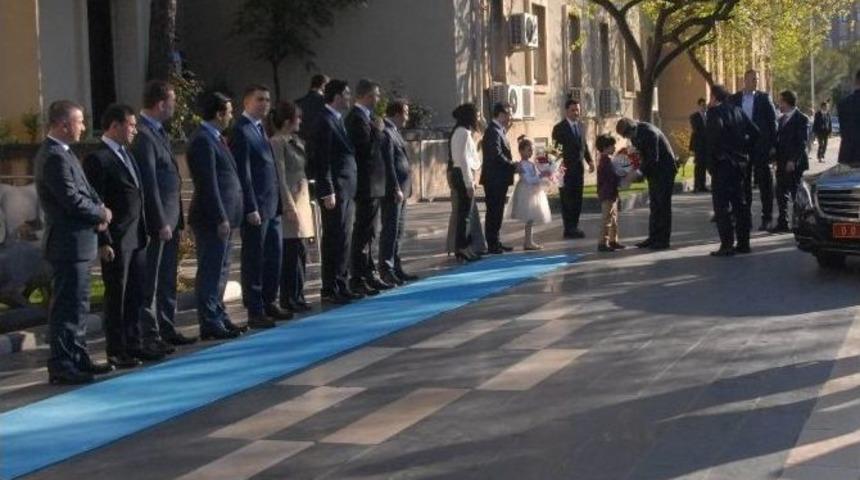 Başbakan Davutoğlu&rsquo;ndan Diyarbakır Valiliği&rsquo;ne Ziyaret