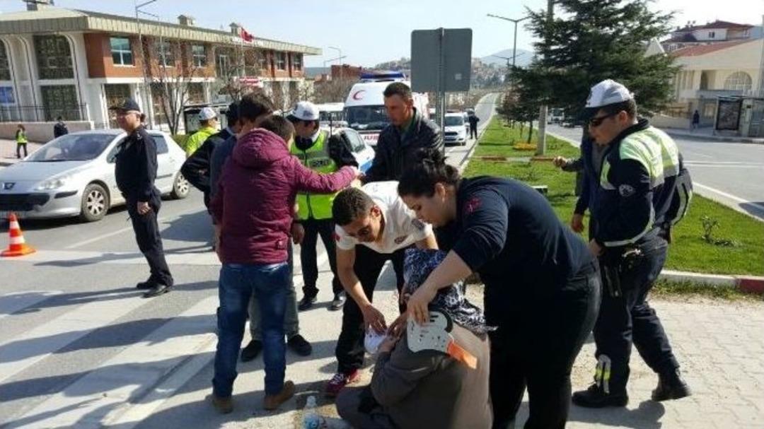 Yolun Karşısına Ge&ccedil;meye &Ccedil;alışan Kadına Otomobil &Ccedil;arptı