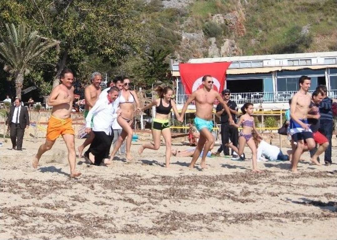 Alanya&rsquo;da El Ele Tutuşup Denize Girdiler