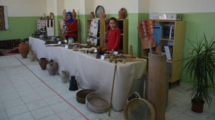 Resim &Ouml;ğretmeninden Nostaljik Sergi