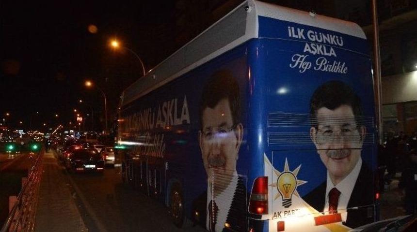 Başbakan Davutoğlu, Ak Parti İl Binasını Ziyaret Etti