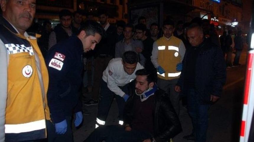 Motosiklet İle Otomobil &Ccedil;arpıştı: 1 Yaralı