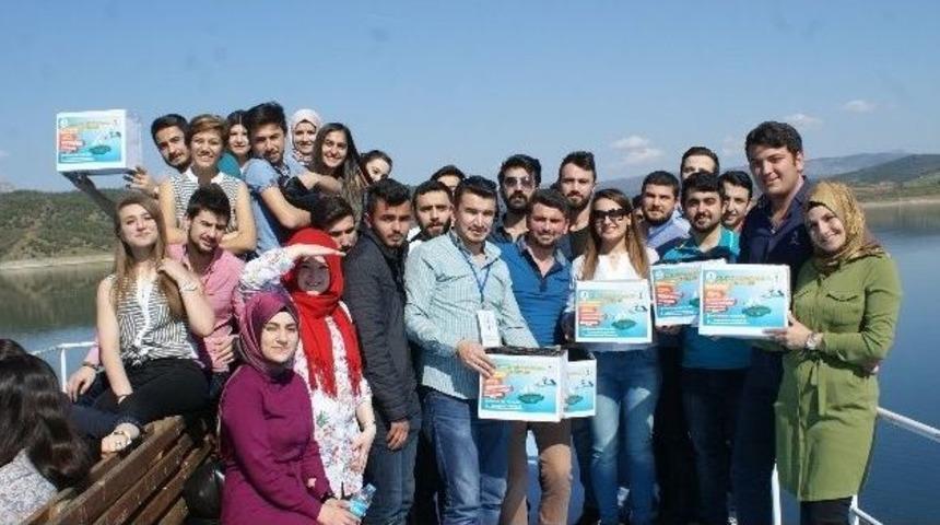 &Uuml;niversiteli Gen&ccedil;ler Kırıntıları Paylaştı