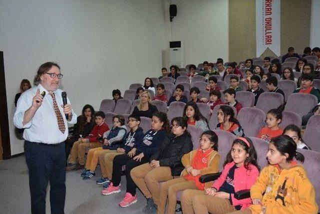 İngilizce Okuma Kitaplarının Editöründen Öğrencilere İngilizce Seminer