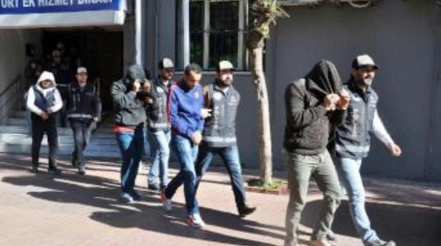 İzmir Polisinden G&ouml;&ccedil;men Ka&ccedil;ak&ccedil;ılarına Darbe