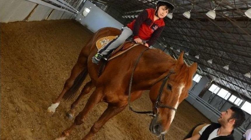 Otizmli &Ccedil;ocuklar Atlarla Buluştu