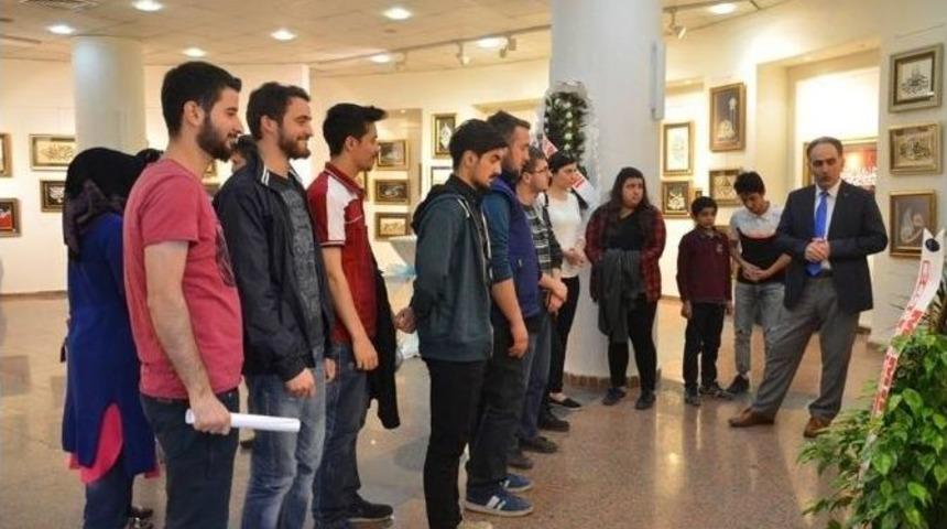 Gen&ccedil;ler Kat-ı Sanatı Hat Sergisini Gezdi