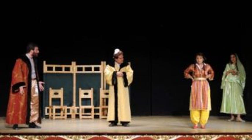 Kent Tiyatrosu Nisan Ayında Dolu Dolu