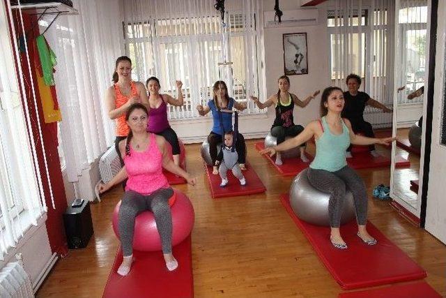 Bebeğiyle Birlikte Pilates Eğitimi Veriyor