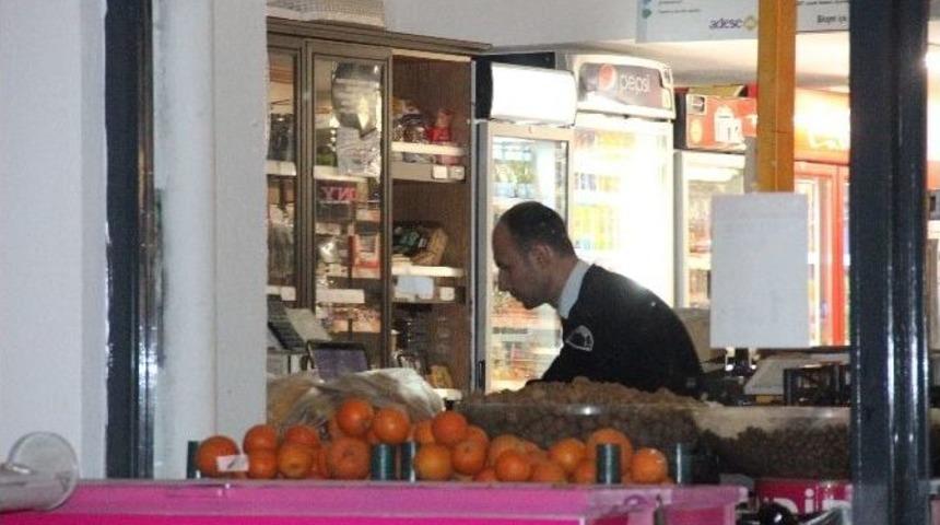 Market &Ccedil;alışanı Bı&ccedil;akla Gasp Edildi