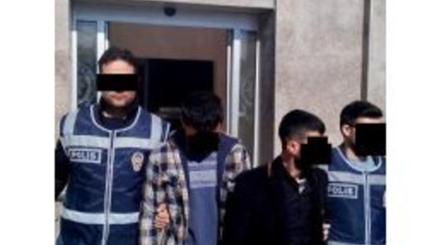 100 Bin Liranın Bulunduğu &Ccedil;elik Kasayı &Ccedil;aldılar Polisten Ka&ccedil;amadılar