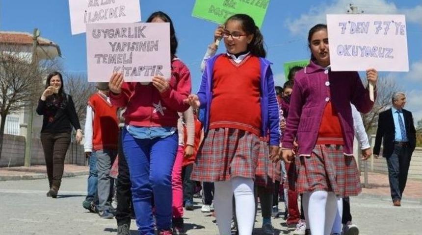 Kulu&rsquo;da &Ouml;ğrenciler Kitap Dağıttı