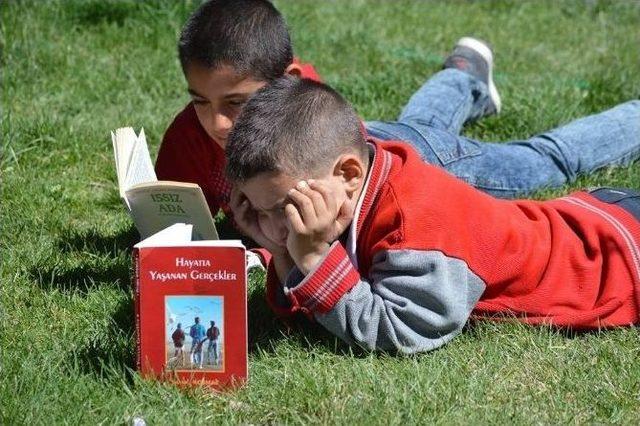 Kulu’da Öğrenciler Kitap Dağıttı