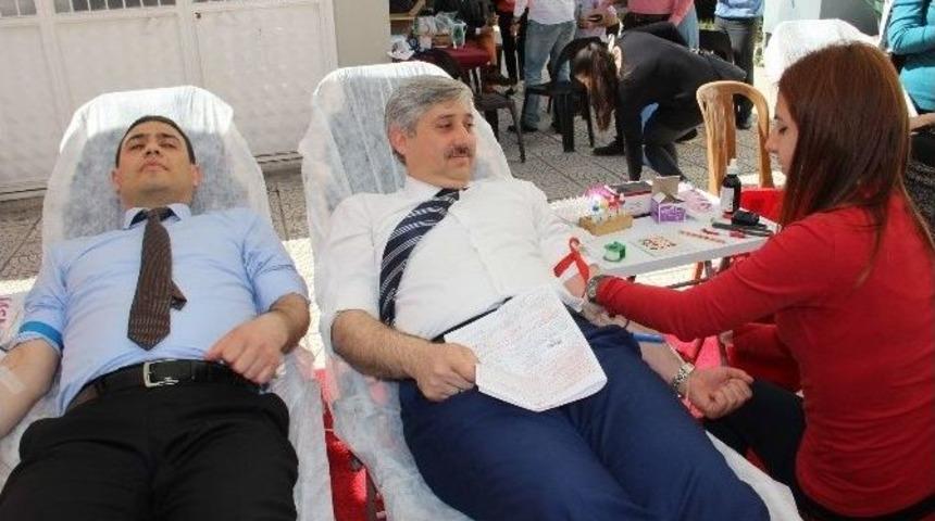 Aday &Ouml;ğretmenlerden Kızılay&rsquo;a Kan Bağışı