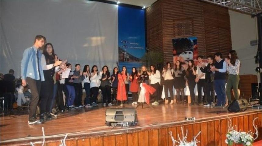 Edremit Liseler Arası T&uuml;rk Halk M&uuml;ziği Solo Ses Yarışması D&uuml;zenlendi