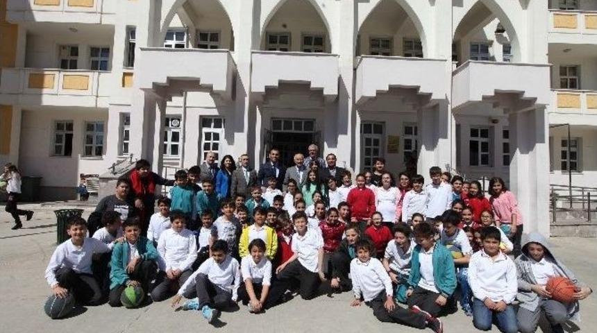 Otizmli Veysi&rsquo;ye Başkan Yaşar&rsquo;dan Ak&uuml;l&uuml; Sandalye