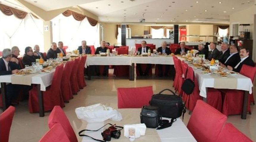 G&uuml;l&uuml;&ccedil; Belediye Başkanı Demirtaş Muhtarlarla Buluştu