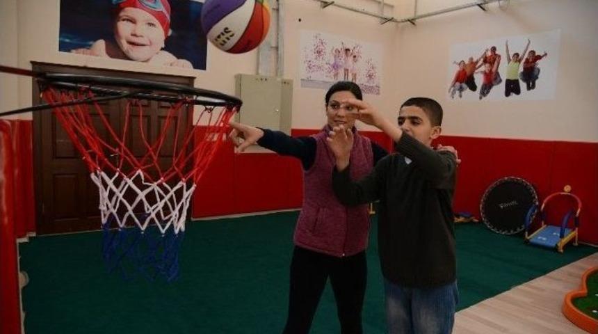 Otizmli &Ccedil;ocuklara Birebir Spor Eğitimi Veriliyor