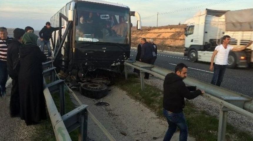 Umrecileri Taşıyan Otob&uuml;s Kaza Yaptı: 2 Yaralı