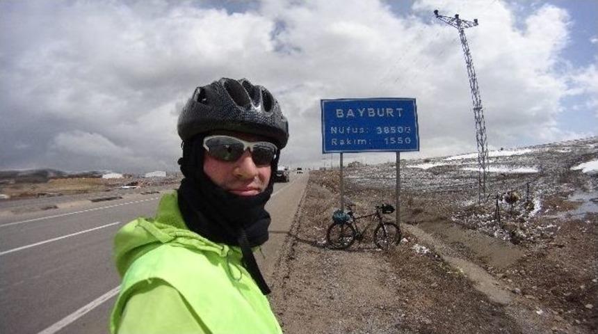 G&ouml;releli Bisiklet Tutkunu Şehitler İ&ccedil;in Pedal &Ccedil;evirdi