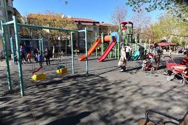 Parklarda Bakım Ve Düzenleme Çalışması Yapıldı