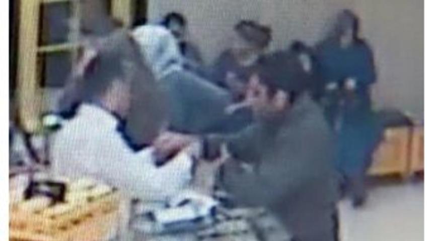 Kuyumcuyu Oyaladı İki Bin Liralık Bilekliği &Ccedil;aldı