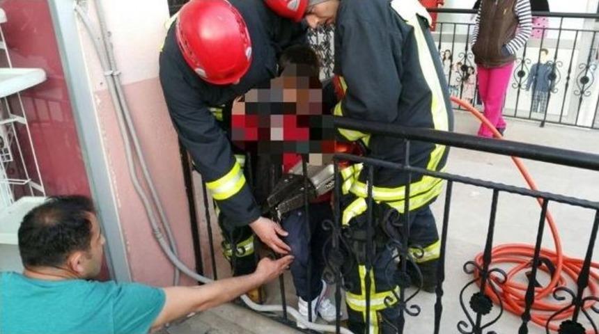 Bacağı Demir Korkuluklara Sıkışan Çocuğu İtfaiye Kurtardı