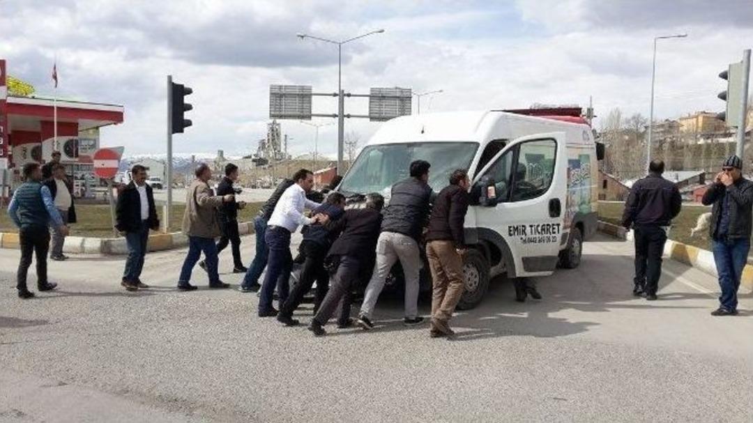 Kırmızı Işık İhlali Yapan Tır Minib&uuml;se &Ccedil;arptı