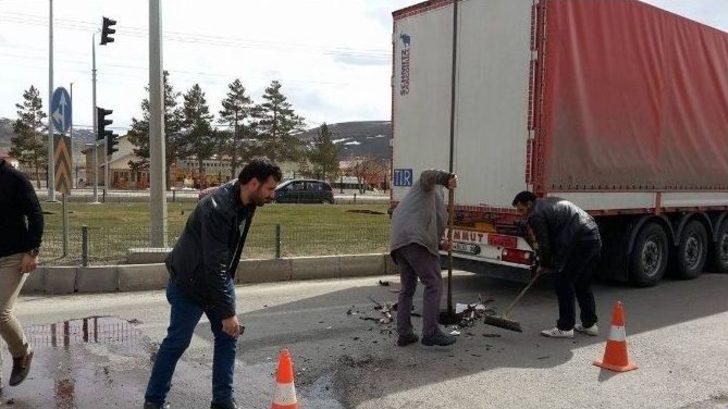Kırmızı Işık İhlali Yapan Tır Minibüse Çarptı G1