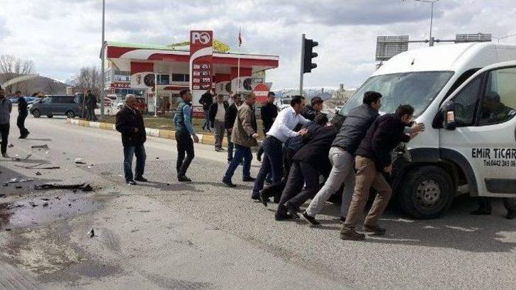 Kırmızı Işık İhlali Yapan Tır Minibüse Çarptı G2