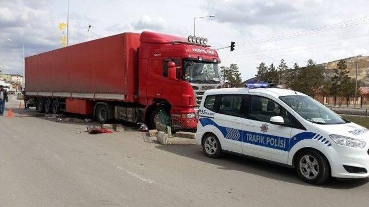 Kırmızı Işık İhlali Yapan Tır Minibüse Çarptı G3