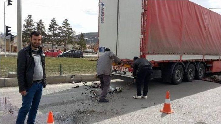 Kırmızı Işık İhlali Yapan Tır Minibüse Çarptı G4