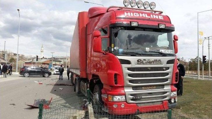 Kırmızı Işık İhlali Yapan Tır Minibüse Çarptı G5