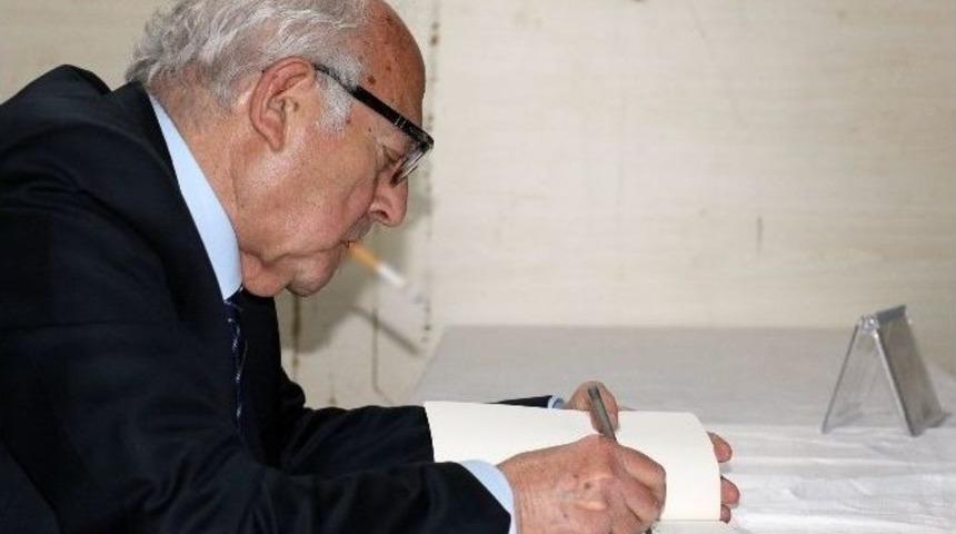 &Uuml;nl&uuml; Hukuk&ccedil;u Kitaplarını Ağzında Sigarasıyla İmzaladı