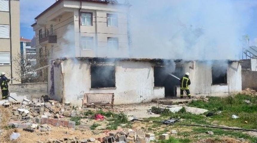 Kullanılmayan Evde &Ccedil;ıkan Yangın Korkuttu