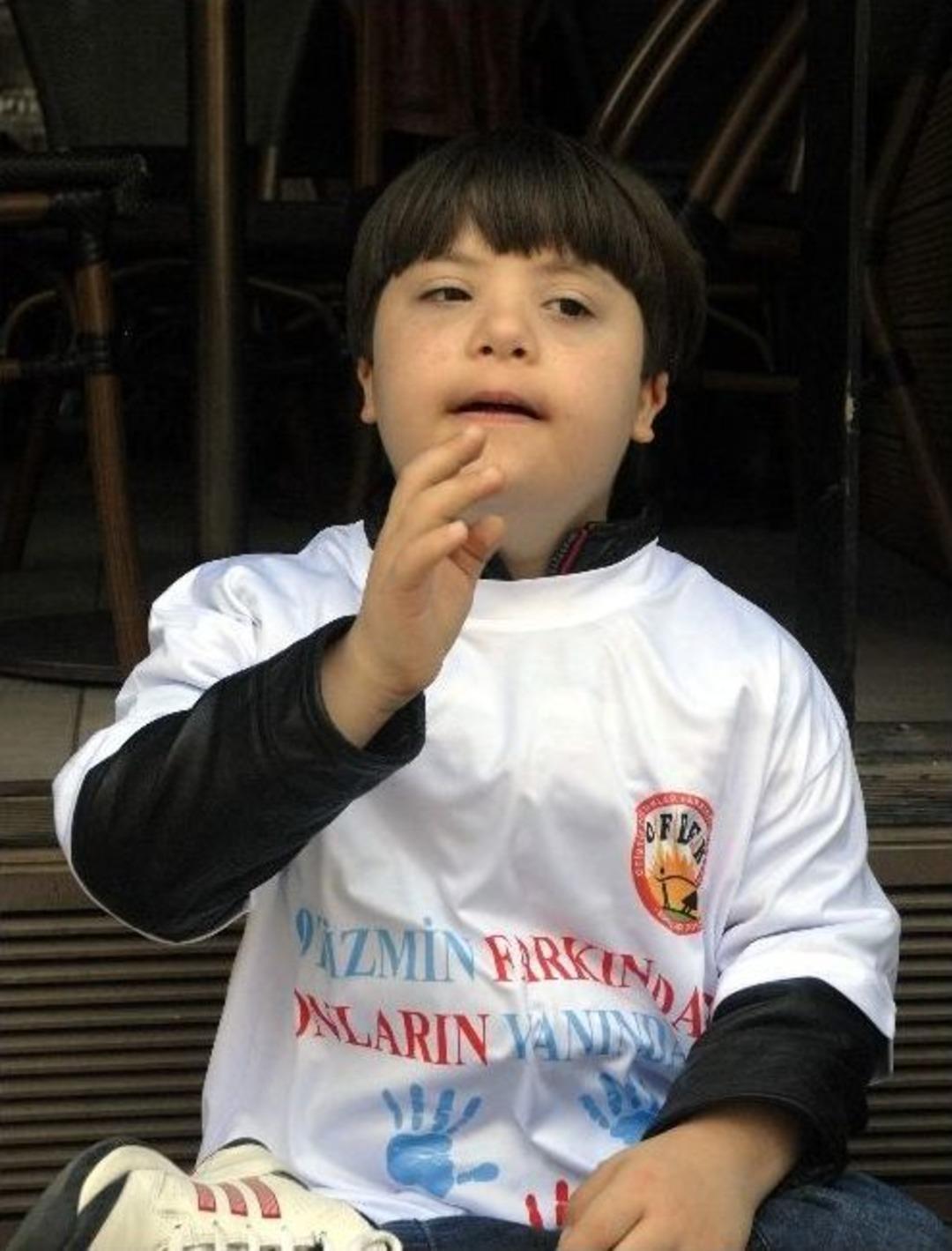 Es-es Bando Eşliğinde Otizme Farkındalık Y&uuml;r&uuml;y&uuml;ş&uuml;