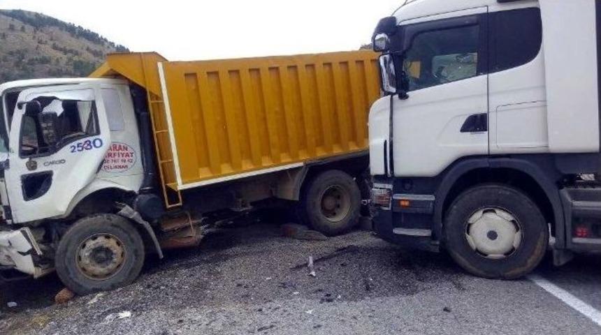 Tır İle Kamyon &Ccedil;arpıştı: 4 Yaralı