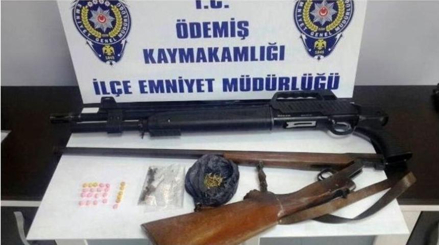 İzmir&rsquo;de &rsquo;dur&rsquo; İhtarına Uymayan Ara&ccedil;tan Uyuşturucu &Ccedil;ıktı