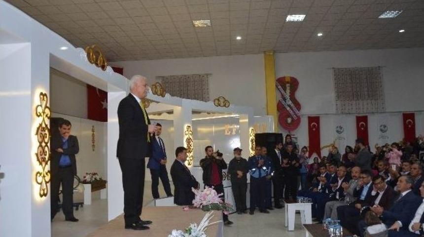 G&ouml;lbaşı&rsquo;da Nihat Hatipoğlu Konferans Verdi