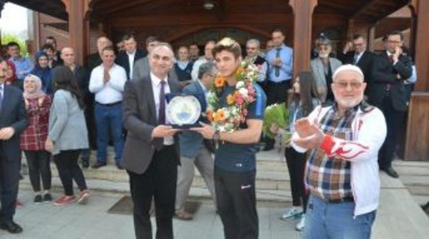 Başkan Yılmazer, Avrupa Şampiyonu G&uuml;reş&ccedil;iyi &Ccedil;i&ccedil;ekle Karşıladı