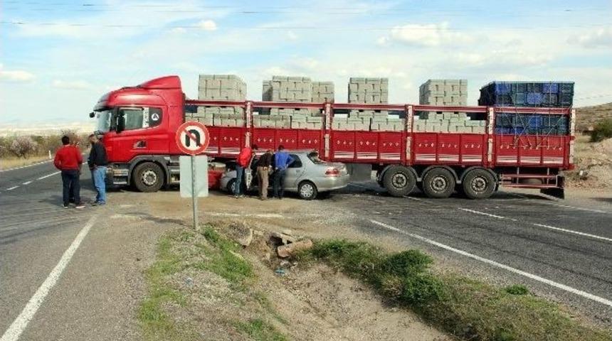 Otomobil Tır&rsquo;a &Ccedil;arptı: 1 Yaralı